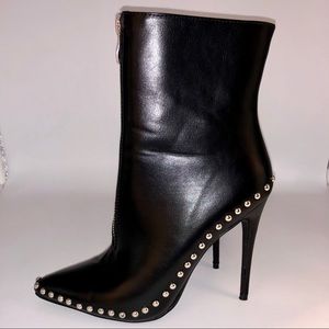 Black ankle boot!